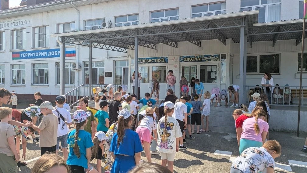 🇷🇺 10 июня День в лагере СОШ №6: Пушкин, Россия и веселые старты!

10 июня в нашем школьном лагере