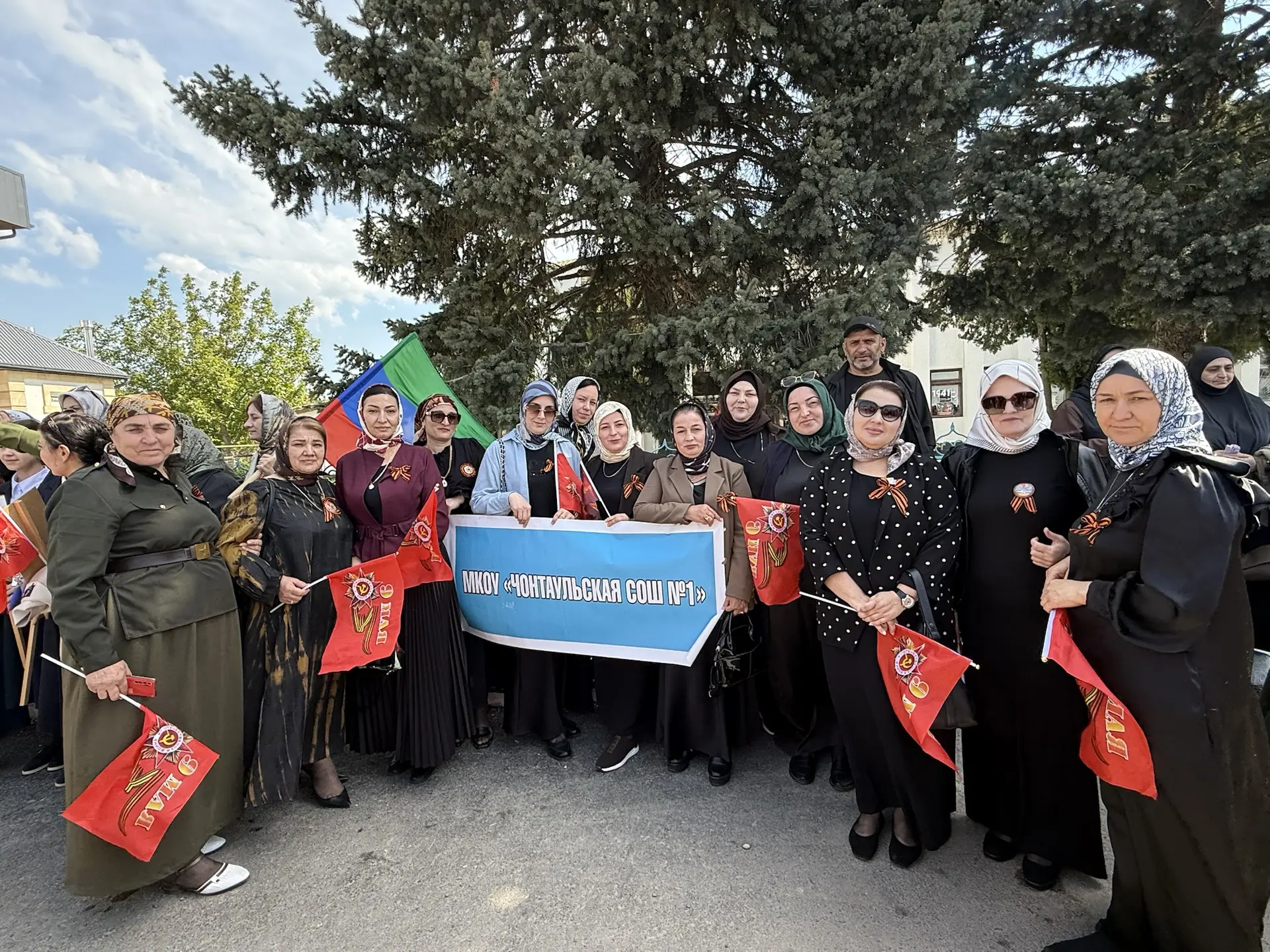 С Днем Победы! 💥  Сегодня, 9 мая, под руководством директора школы Магомедова А.М. наши педагоги и у