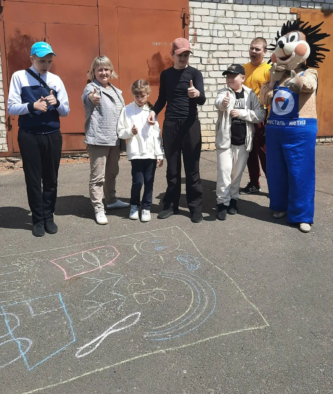 05.06.2026г.  Ёжик-Дружка и волонтёры подарили детям праздник