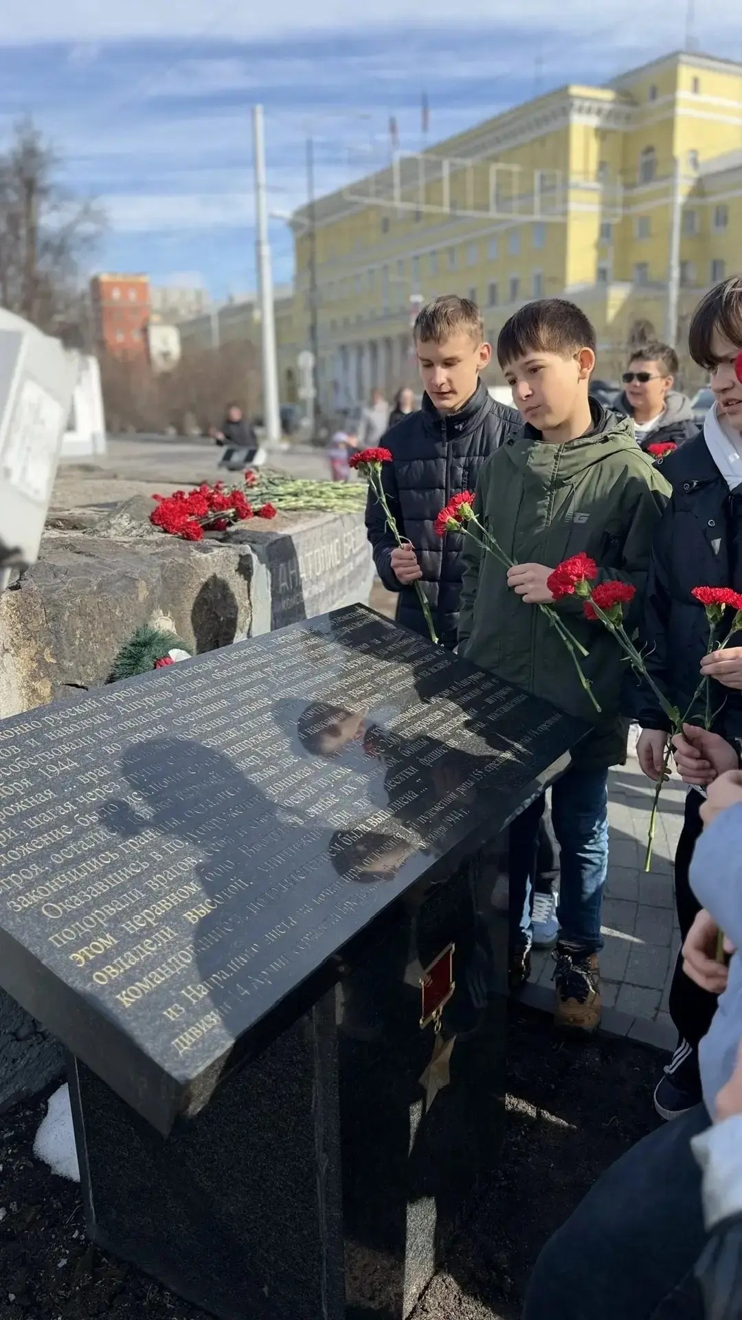 💐 В рамках Всероссийской акции «Цветы солдату» ученики 6 «В» класса вместе с классным руководителем 