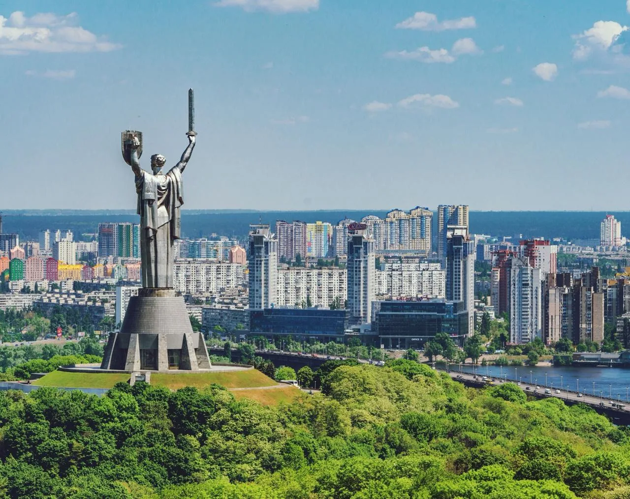 👔 Зеленский пригрозил усилить удары по российским НПЗ в ответ на атаки по мостам