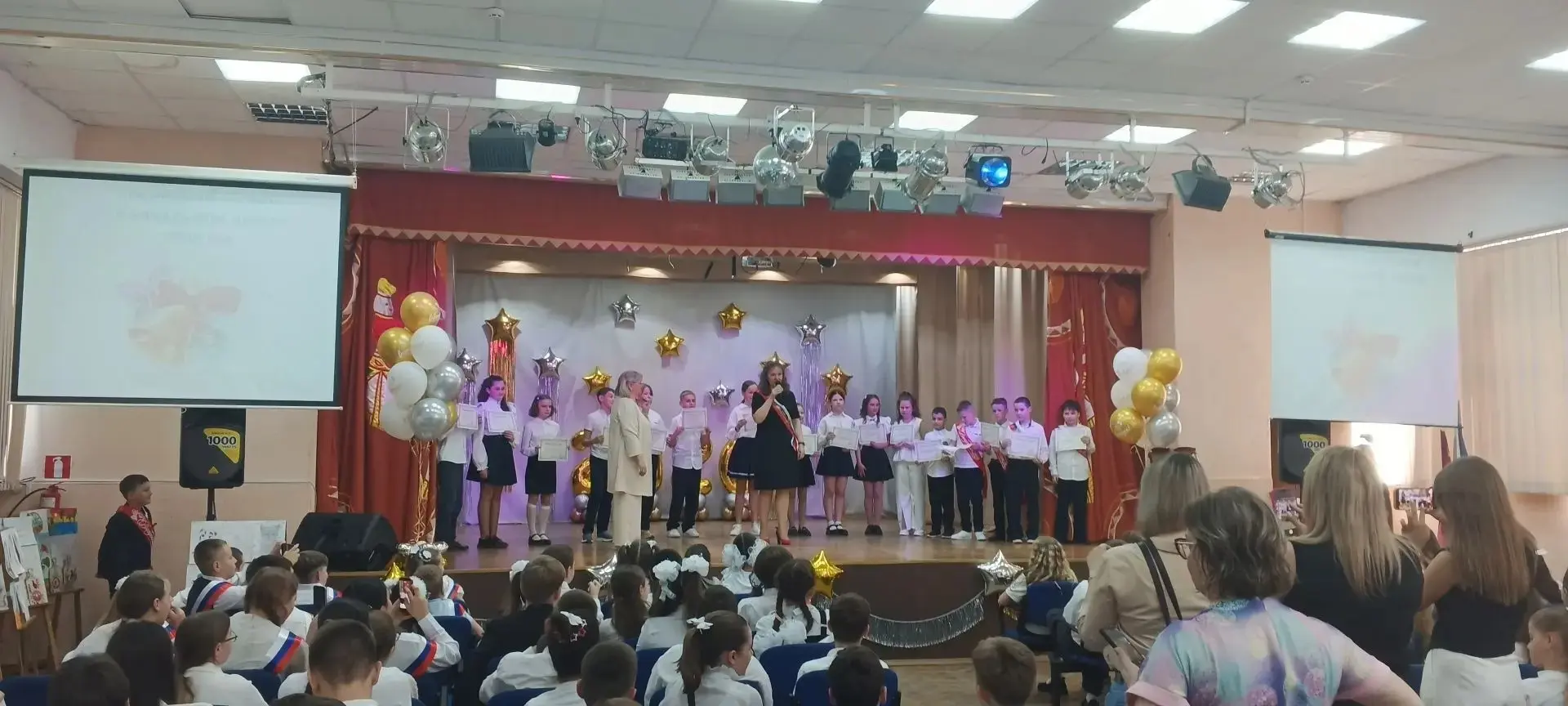 Торжественный выпускной в начальной школе!  ✨ Сегодня в нашей школе произошло знаменательное событие