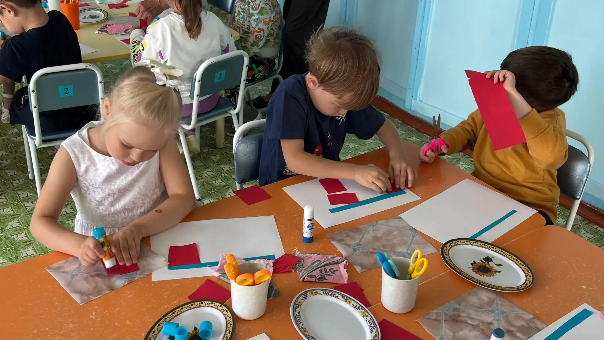 🎨 Аппликация «Красивые флажки» в средней группе «Пчёлки»! 🎨