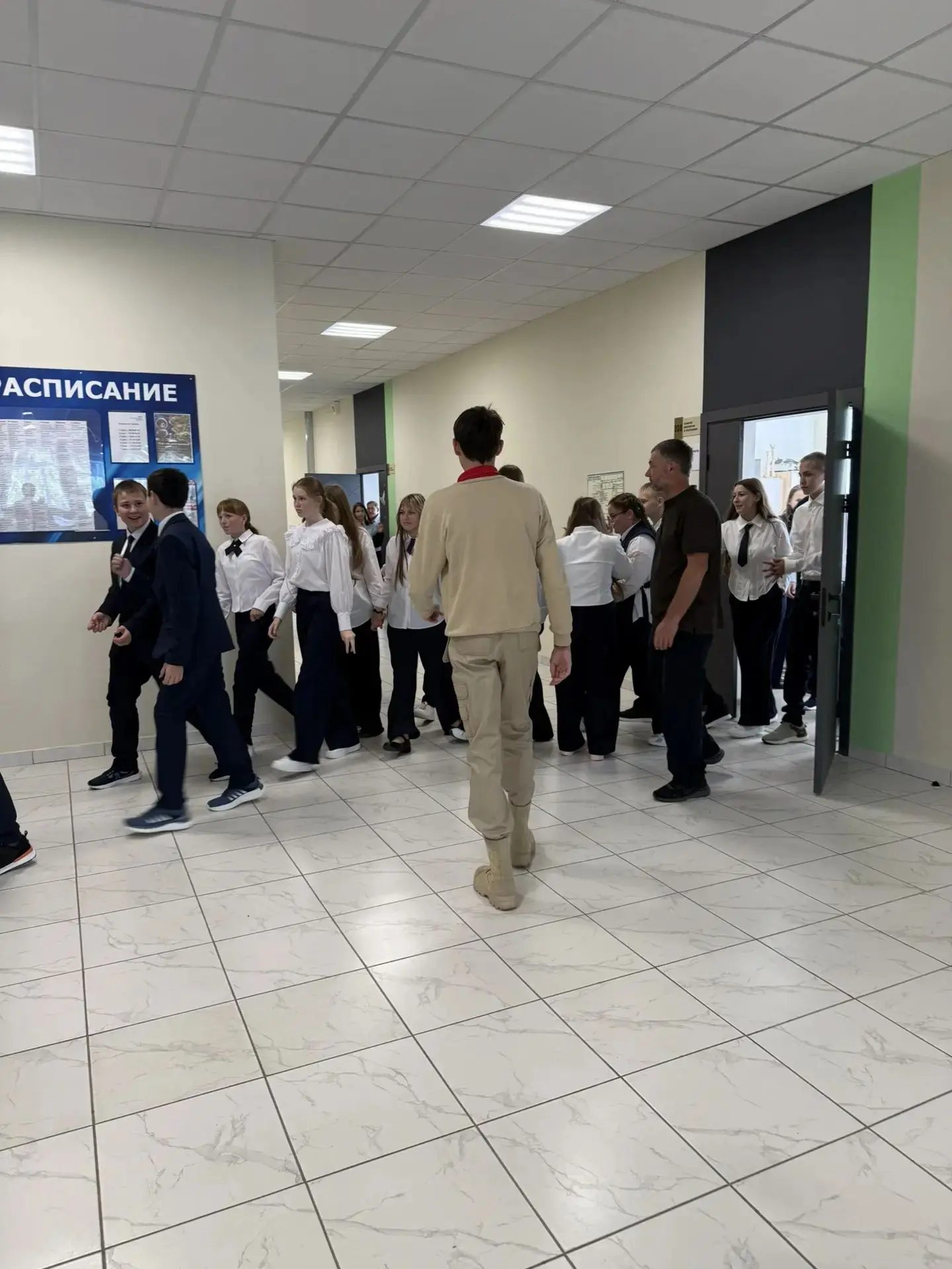 Учебная тренировочная эвакуация при чрезвычайных ситуациях сегодня прошла в школе. Ребя...