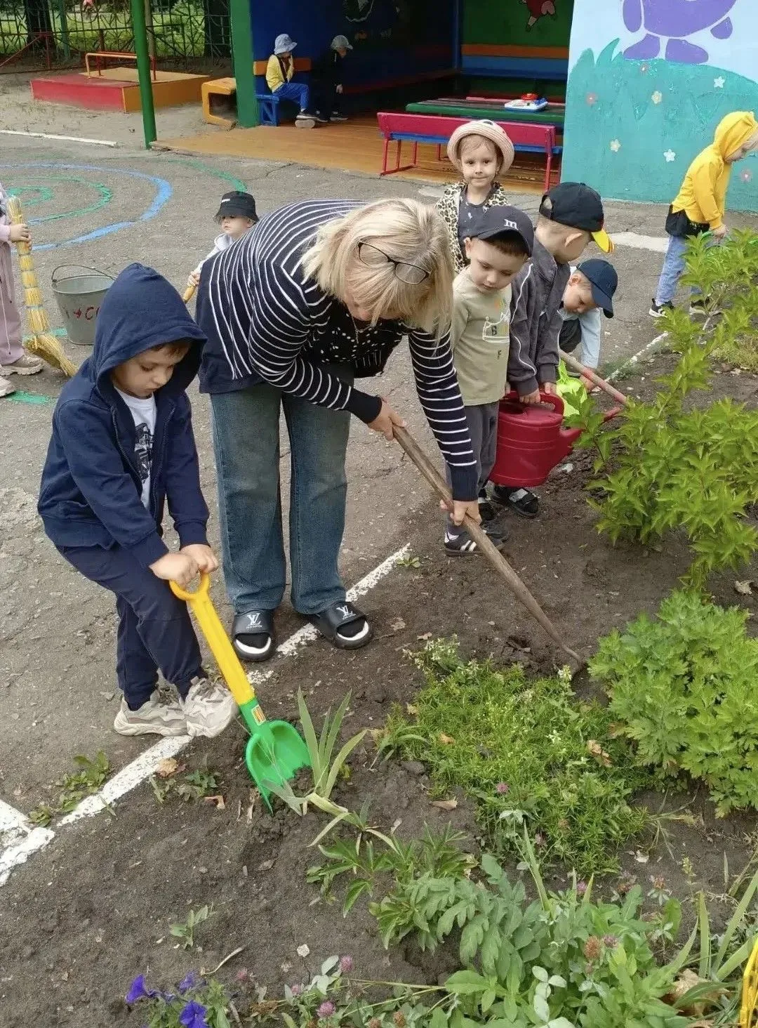 «Маленькие садоводы: рыхлим землю и поливаем цветы!» 🌱💧