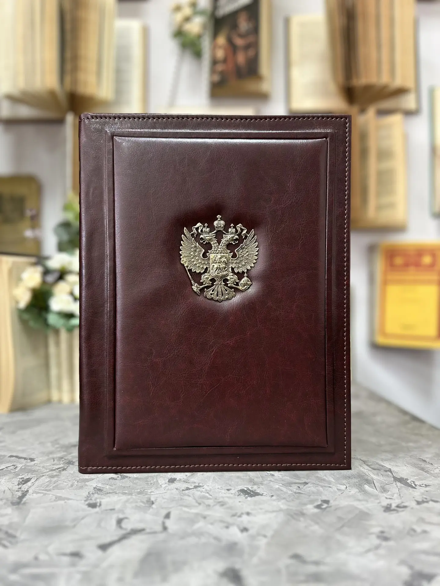 Папка в эко коже с фактурой Империал и бронзовым гербом