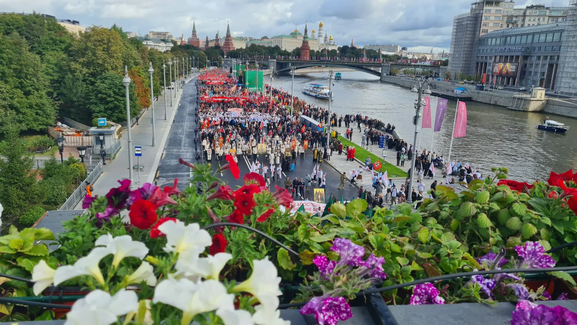 На набережной Москвы-реки в ожидании Общемосковского крестного хода