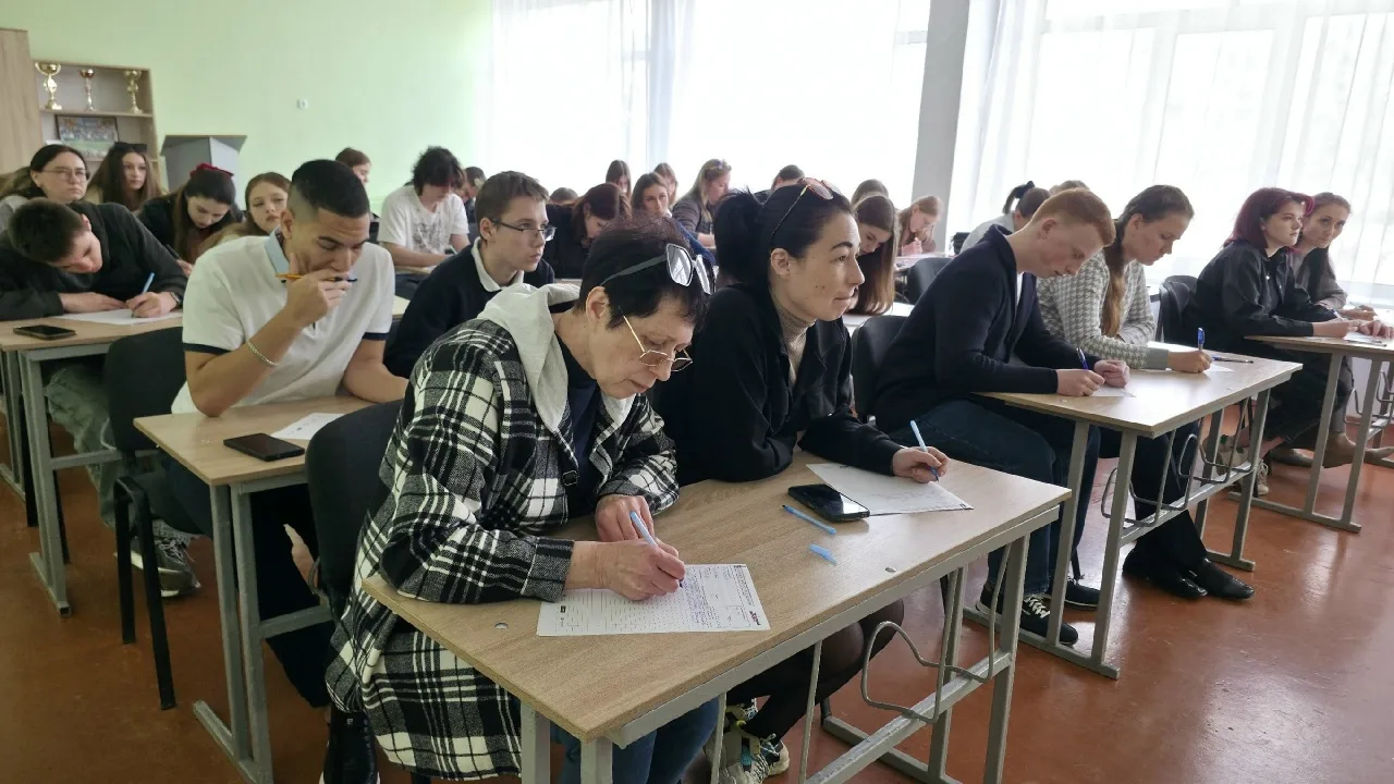 📚 Знания в действии: в общеобразовательных организациях Макеевки проведён Тотальный диктант  ✍Сегодн