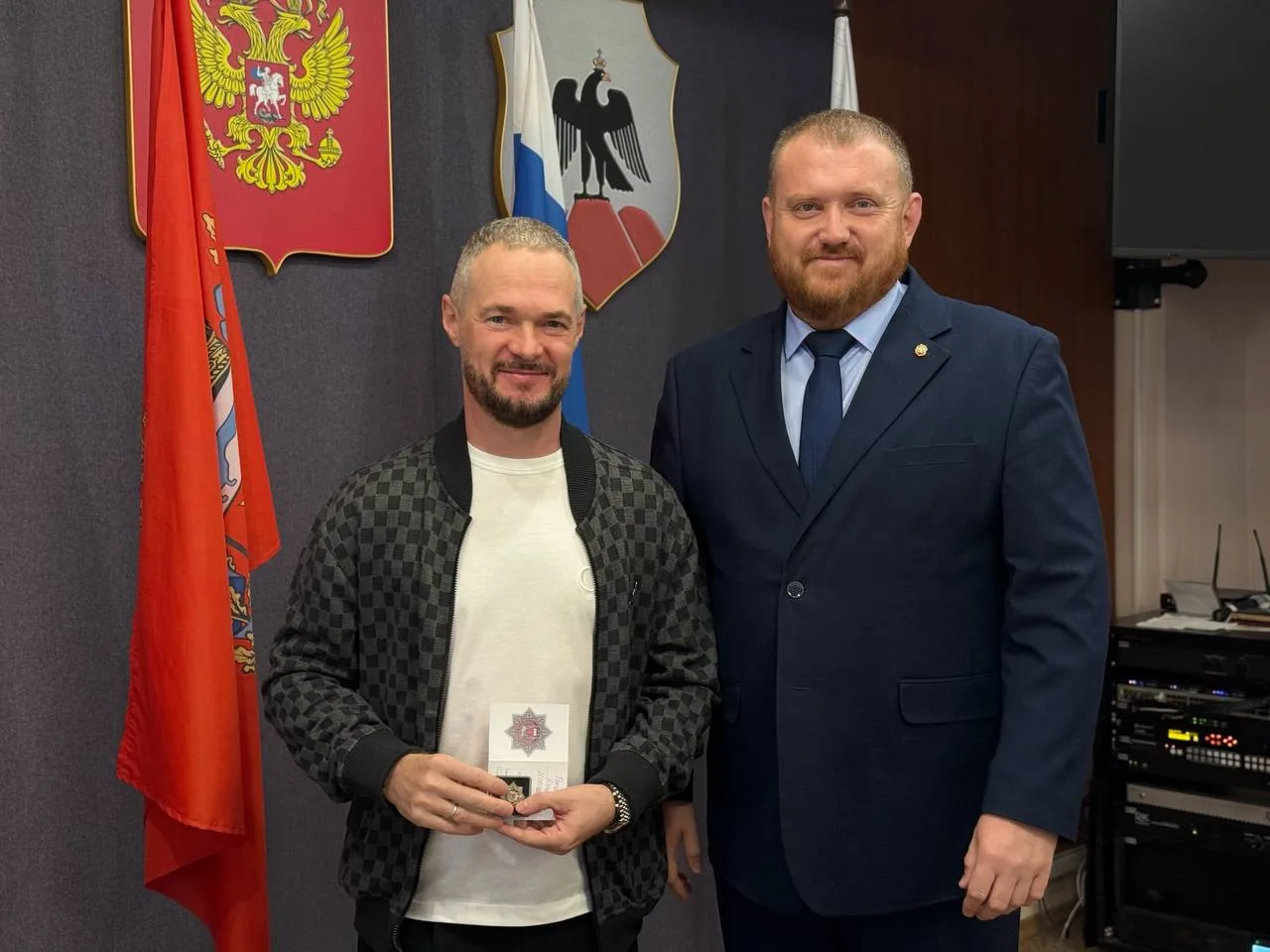 Директора «Урал‑ТВ» Дениса Роткель и шеф-редактора Екатерину Антоненкову наградили знак...