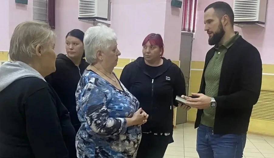 Депутаты Курской облдумы Алексей Золотарёв и Анатолий Зуй посетили пункт временного размещения, расп