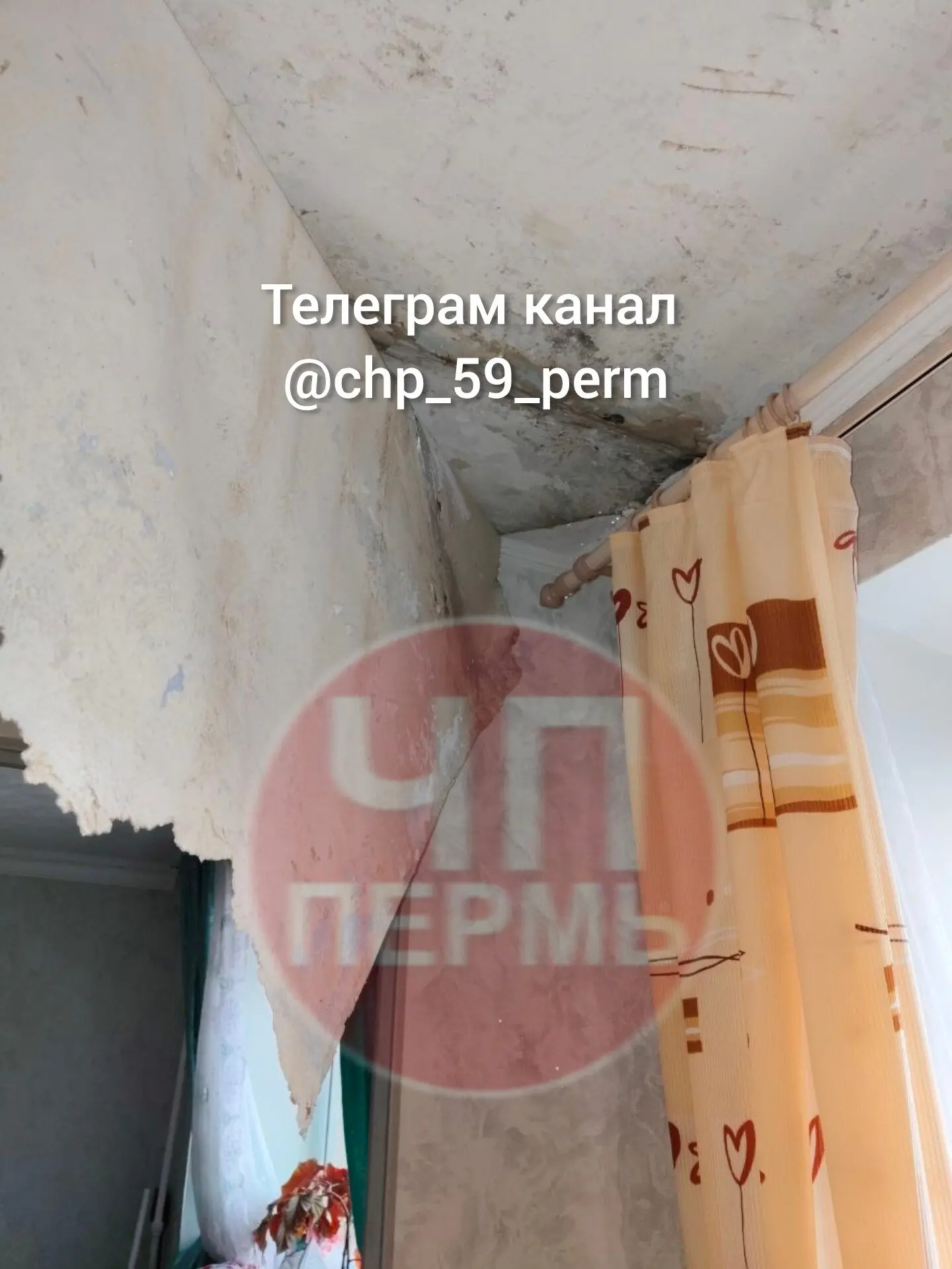 Затопило с пятого по первый этаж. Дом по адресу Панфилова 16.
