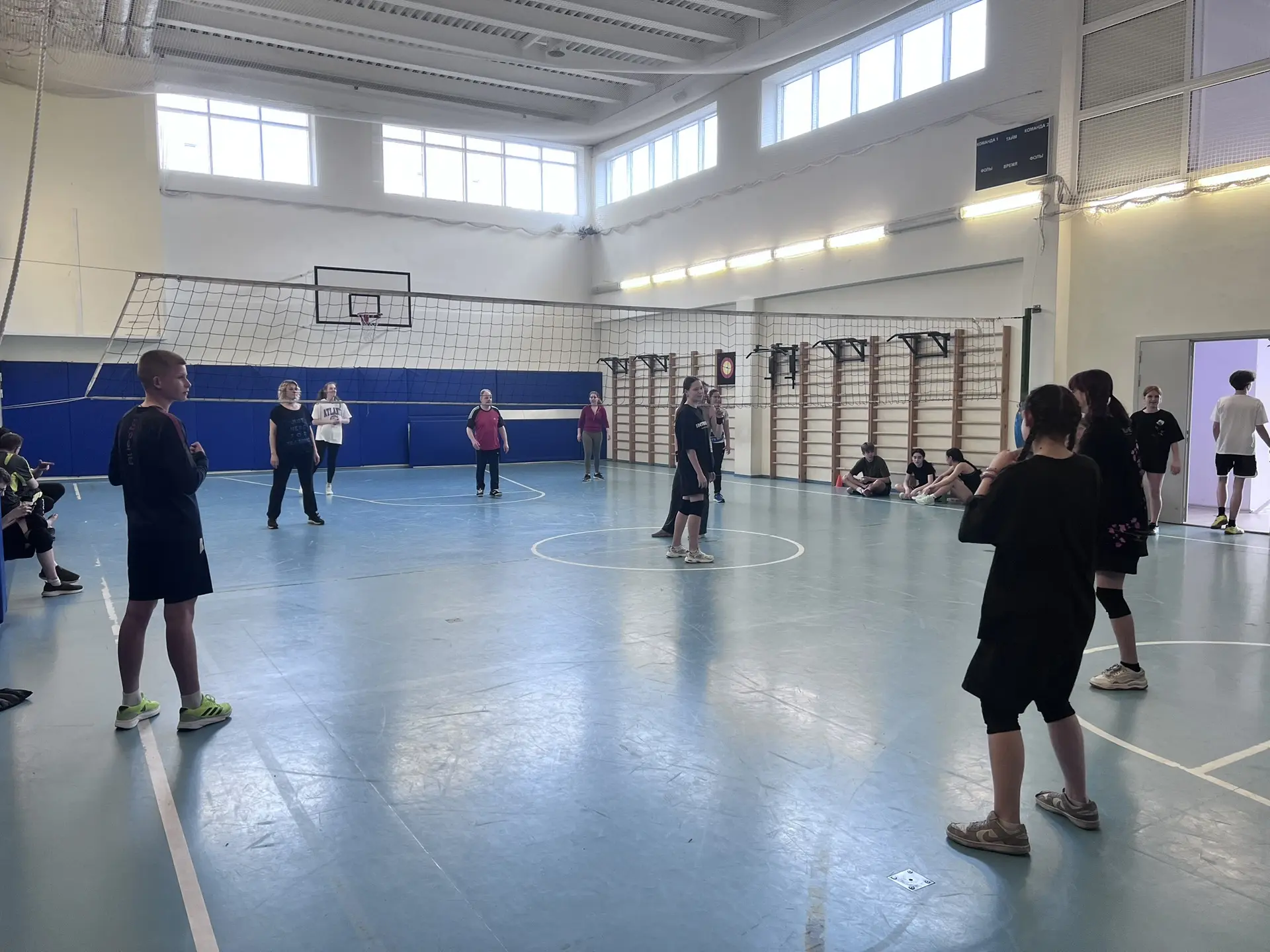 🏐 Волейбольная битва в Поэтическом!  Сегодня, 22 мая, в нашей школе прошла захватывающая игра по вол