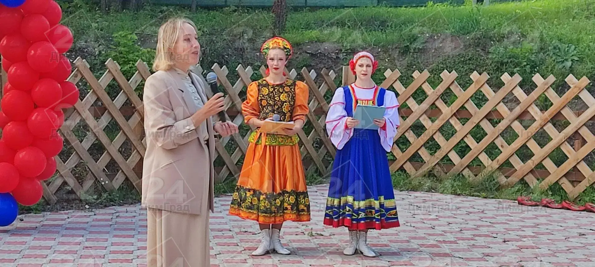 В Димитровграде проходит детский праздник прощания с летом. Его участники — дети участн...