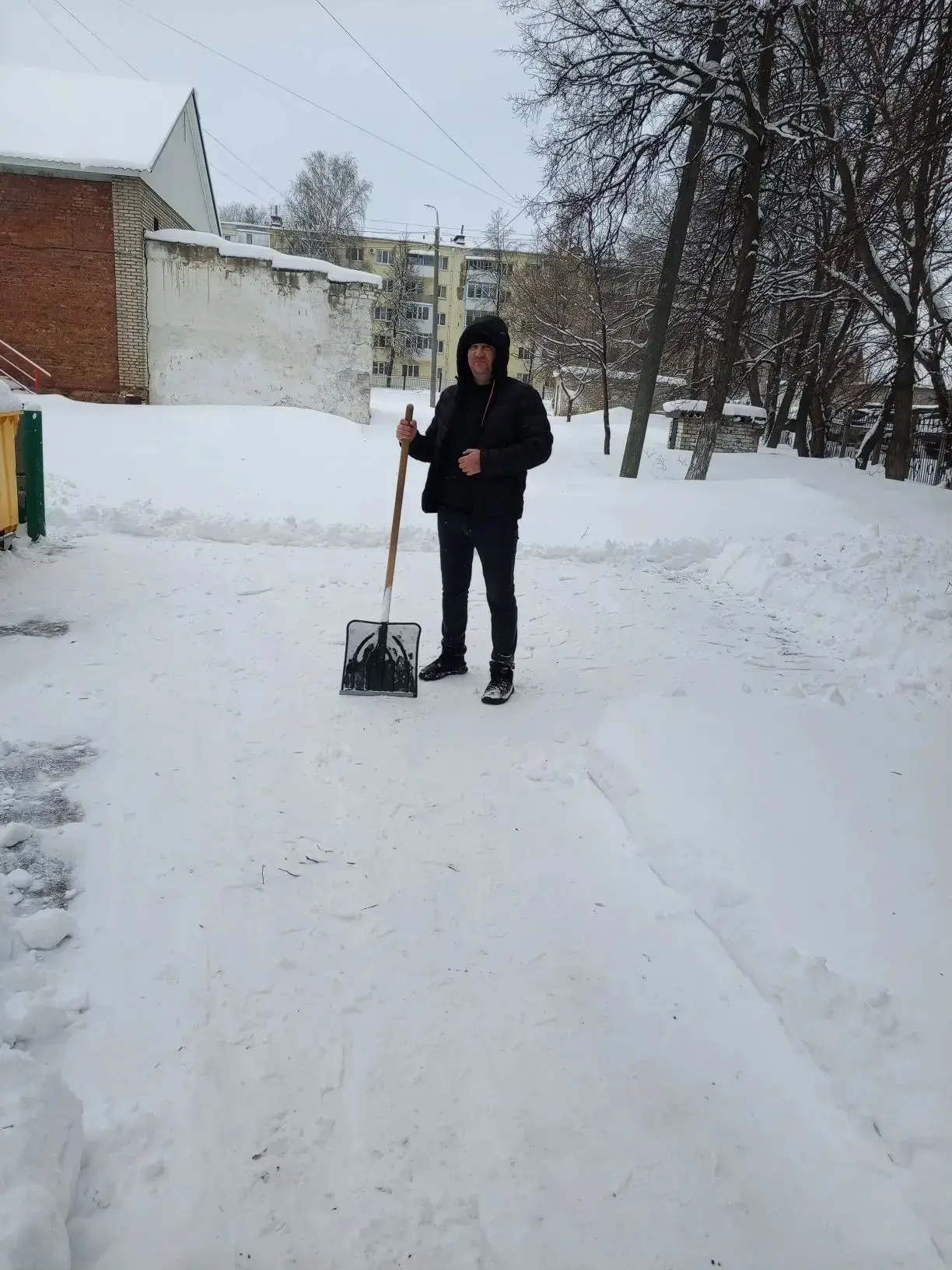 🌨️❄️ Уборка снега в нашем Лицее! ❄️🌨️  После сильного снегопада наша территория оказалась под толсты