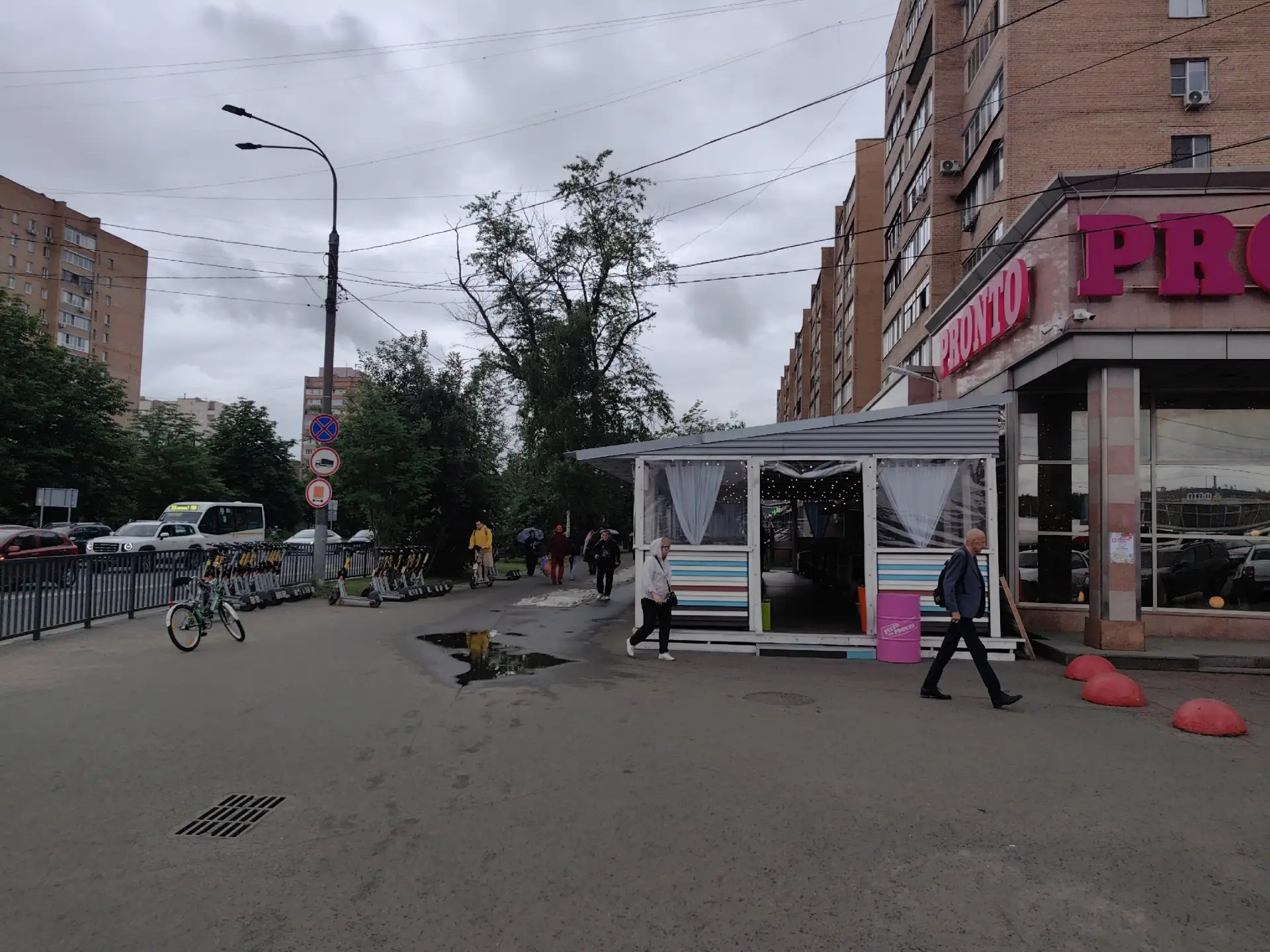 Всем привет! Ситуация с самокатами критическая! 
Согласно постановления, места парковок кикшеринг иг