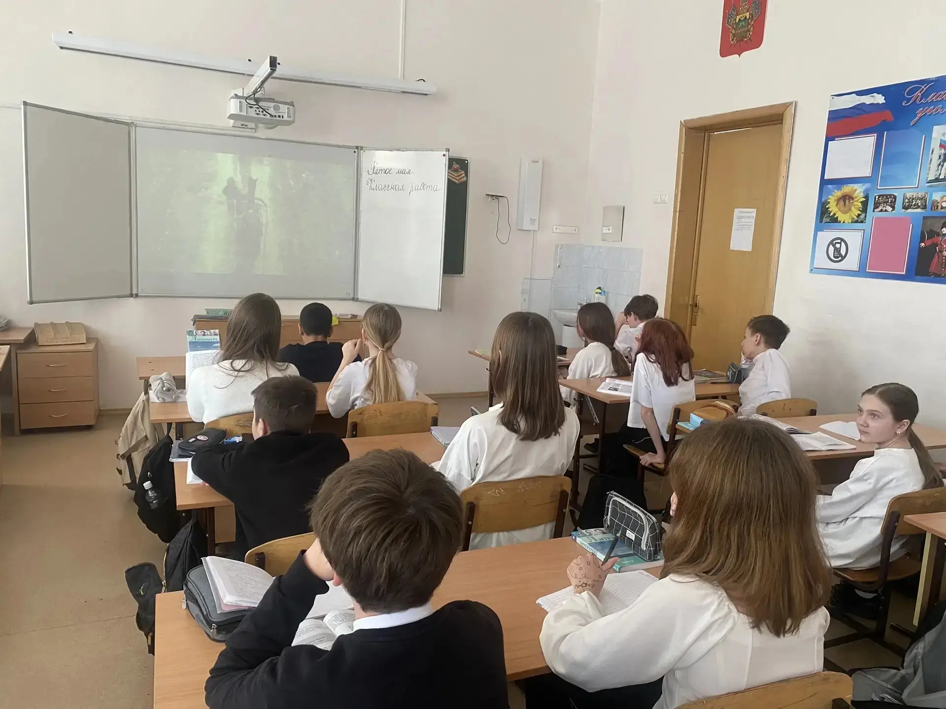 КИНОУРОКИ 🎥  Смотреть и помнить: в преддверии 9 Мая в нашей школе проходят особые кинопоказы  До вел