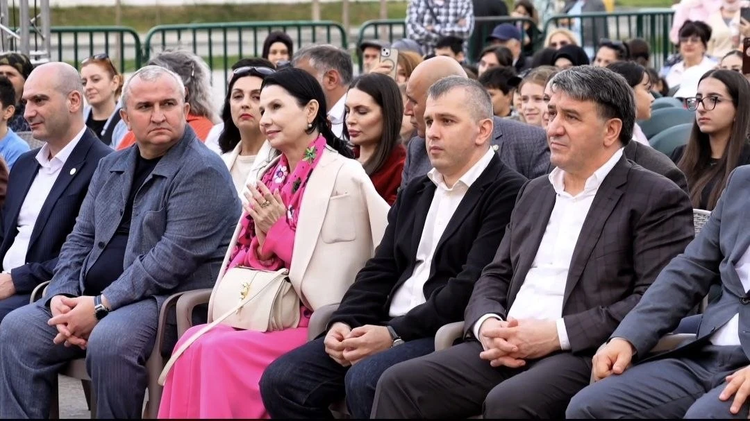 По приглашению главы города Махачкалы Джамбулата Салавова принял участие в праздничных ...