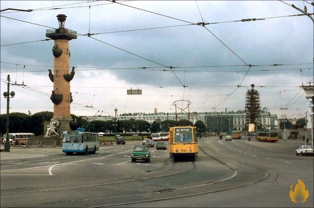 Электротранспорт на стрелке Васильевского острова — Петербург 1985 года