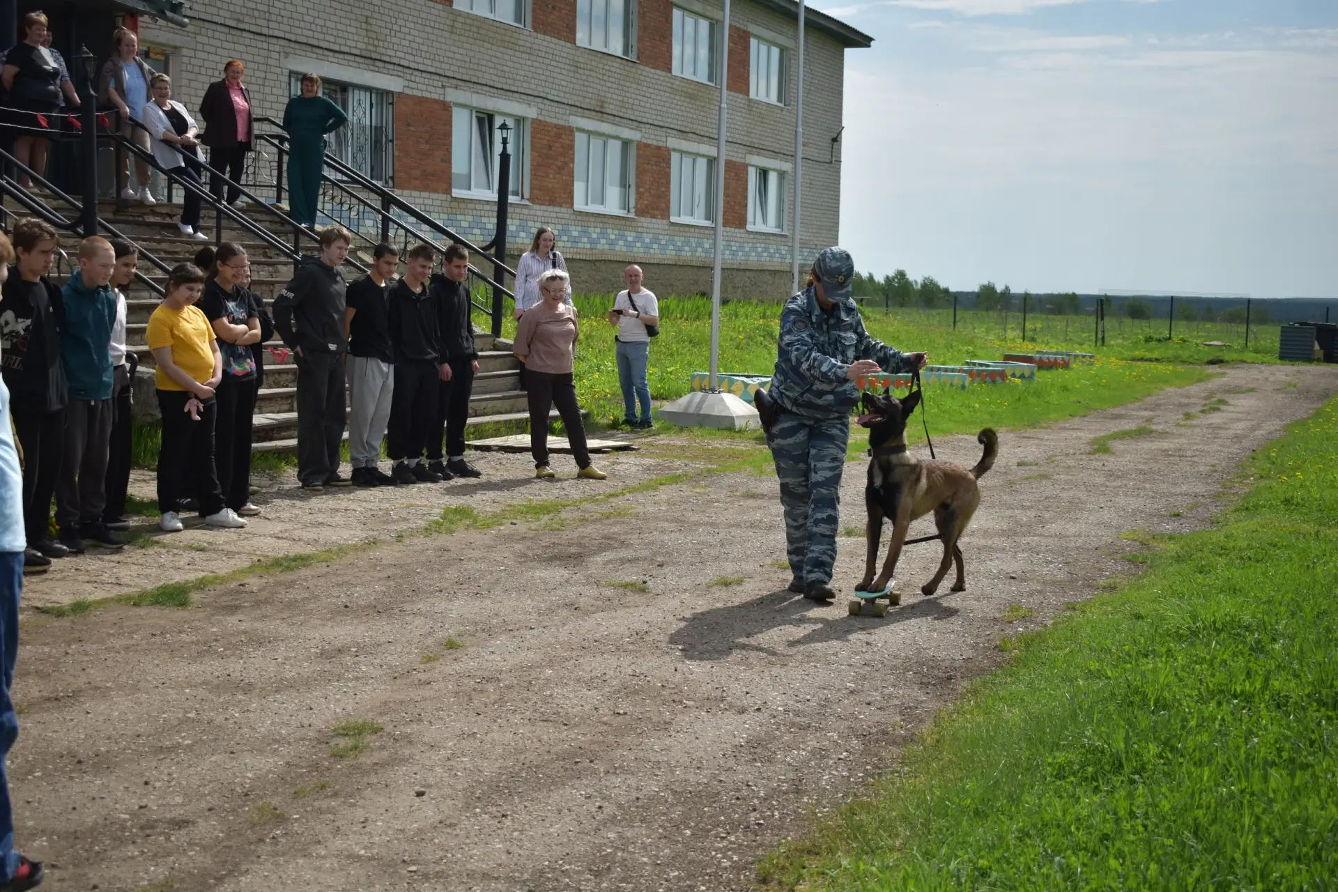 Сегодня в школу в гости приезжала инспектор - кинолог кинологического направления МО МВ...
