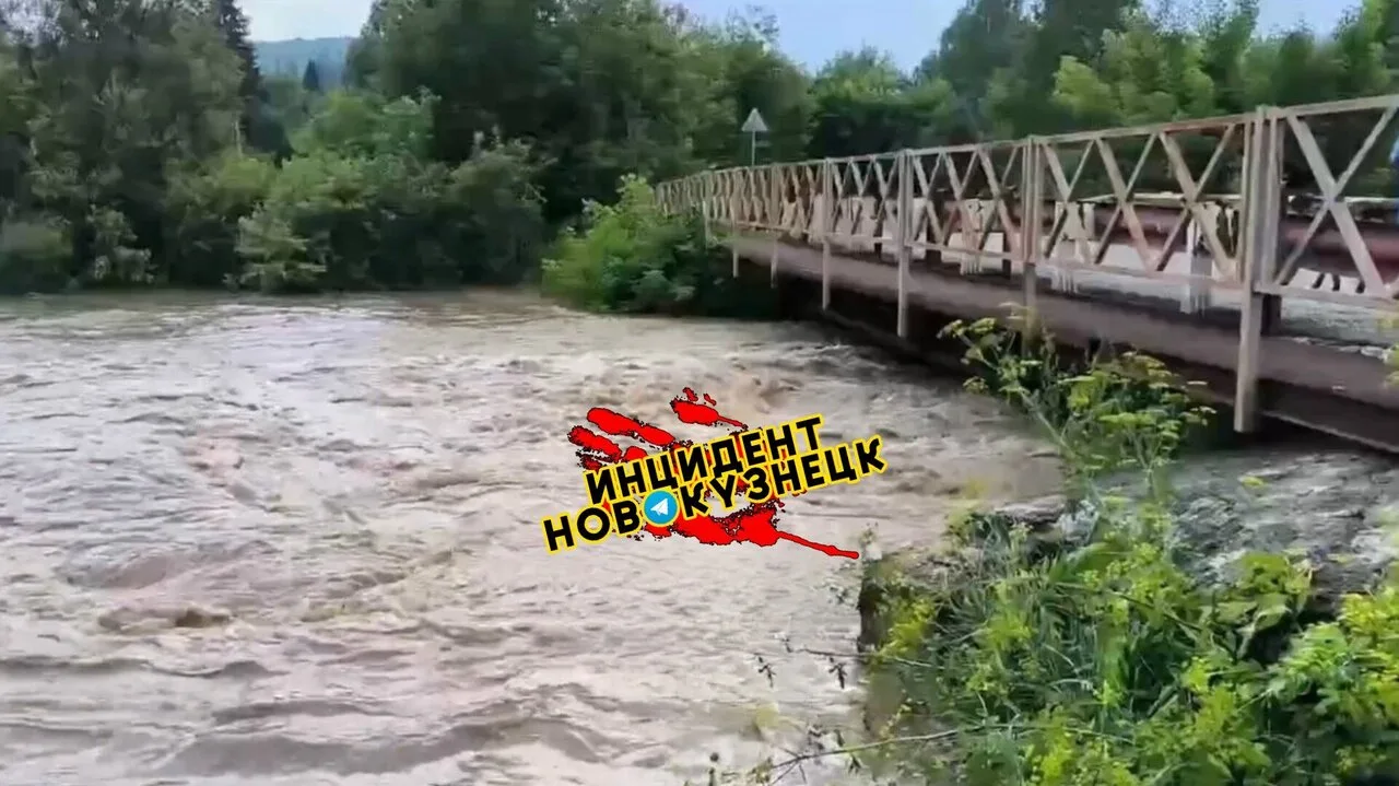 🌊 Из-за ливней в Новокузнецком округе дома уходят под воду спасатели перешли на круглосуточное дежу