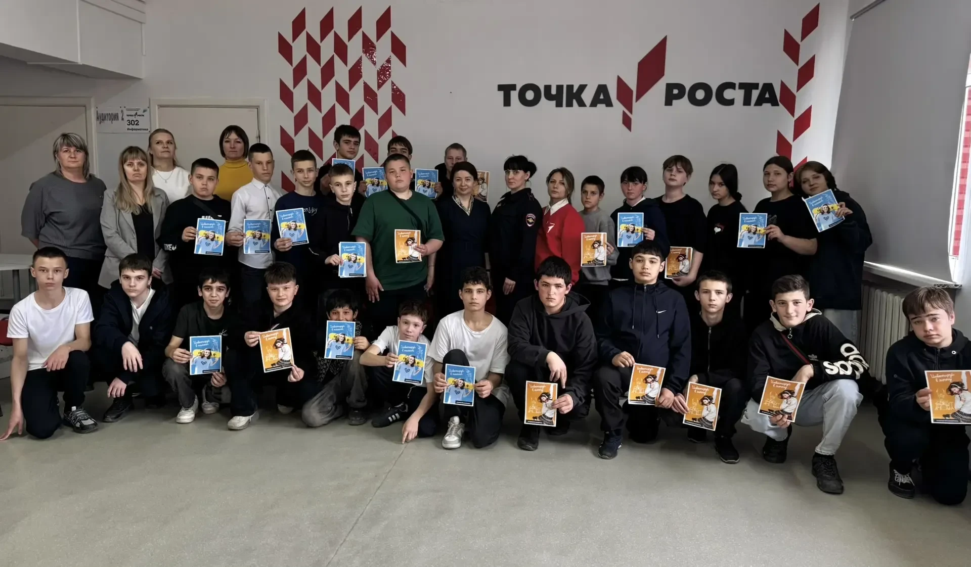 С целью профилактики асоциальных явлений и девиантного поведения  через вовлечение подростков в соци