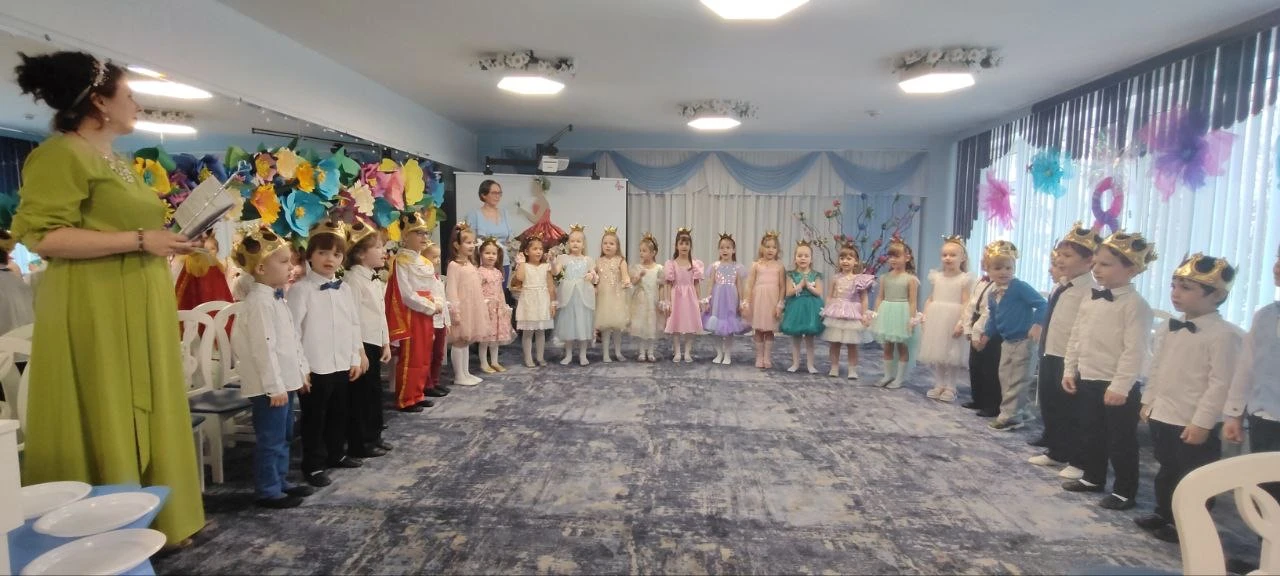 🌸Цветок на открытке для мамы моей, Я ей пожелаю прекраснейших дней, Побольше улыбок и солнца в окне,