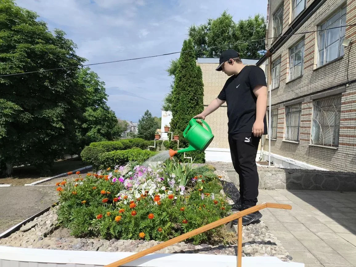 Лето в самом разгаре, а наши студенты активно ухаживают за участком и культурами растущими на нем. Э
