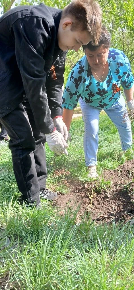 Активисты Движения Первых МБОУ СОШ 15 с гордостью приняли участие в акции "Сад Памяти". По всей Росс