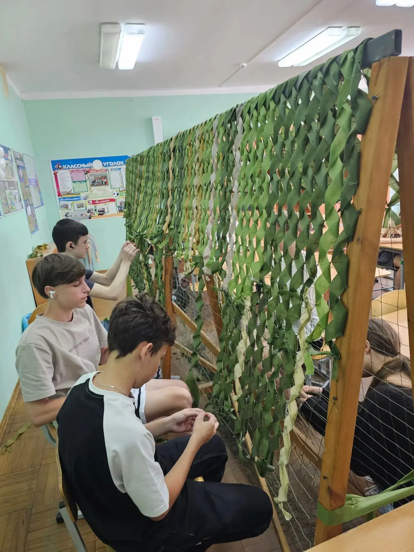 Наша  школа продолжает плетение маскировочных сетей! 
Ребята из ЛТО "Подъем" плетут сети. Материал и