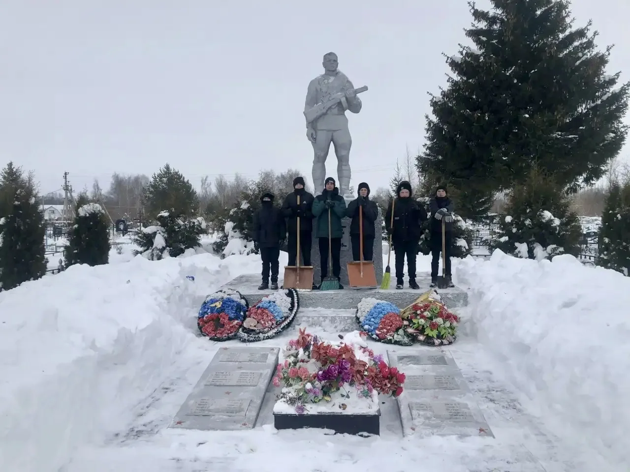 🙏Активисты первичного отделения «Движения Первых», учащиеся первого корпуса имени Героя России А.В.К