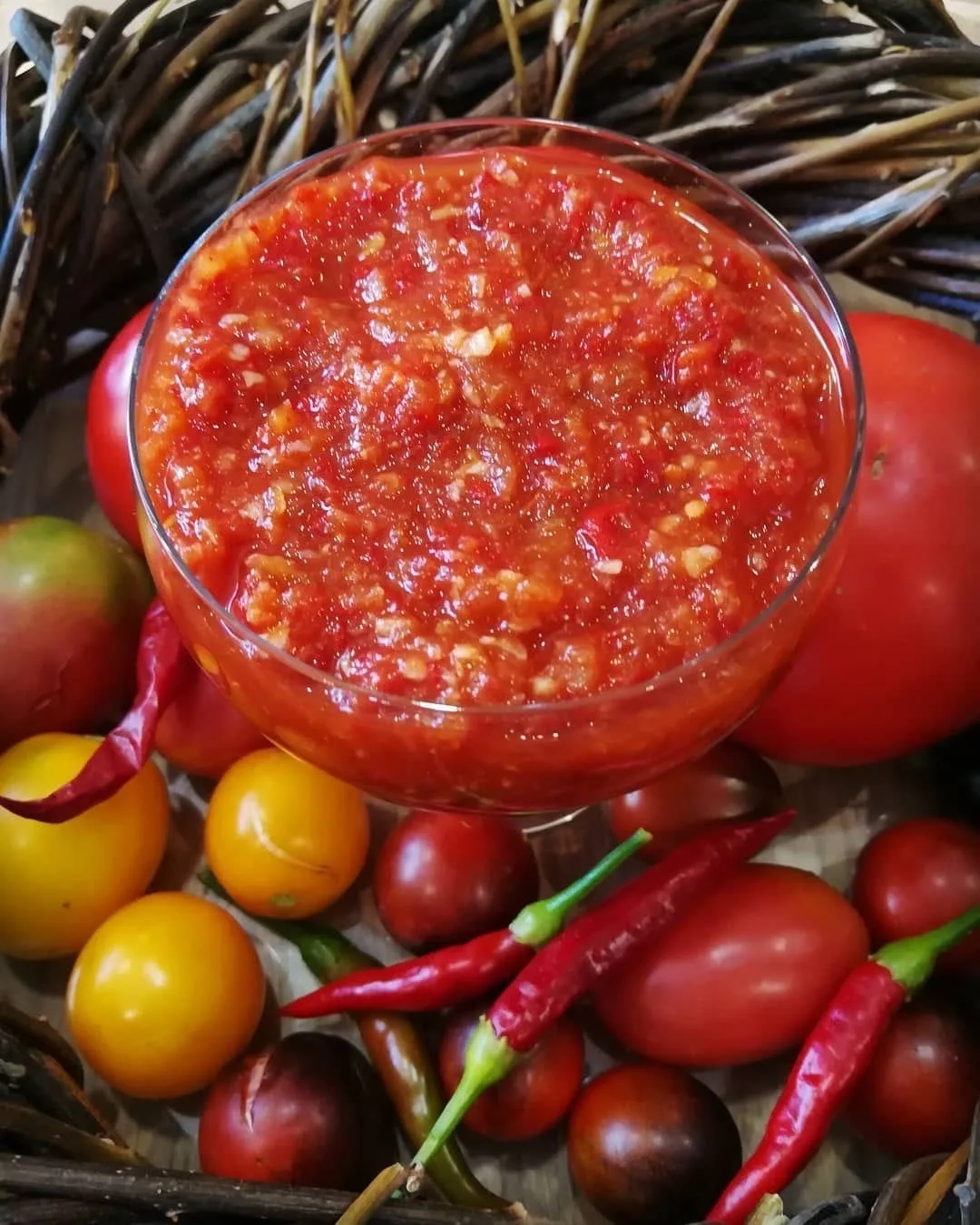 Аджика с яблоками и чесноком