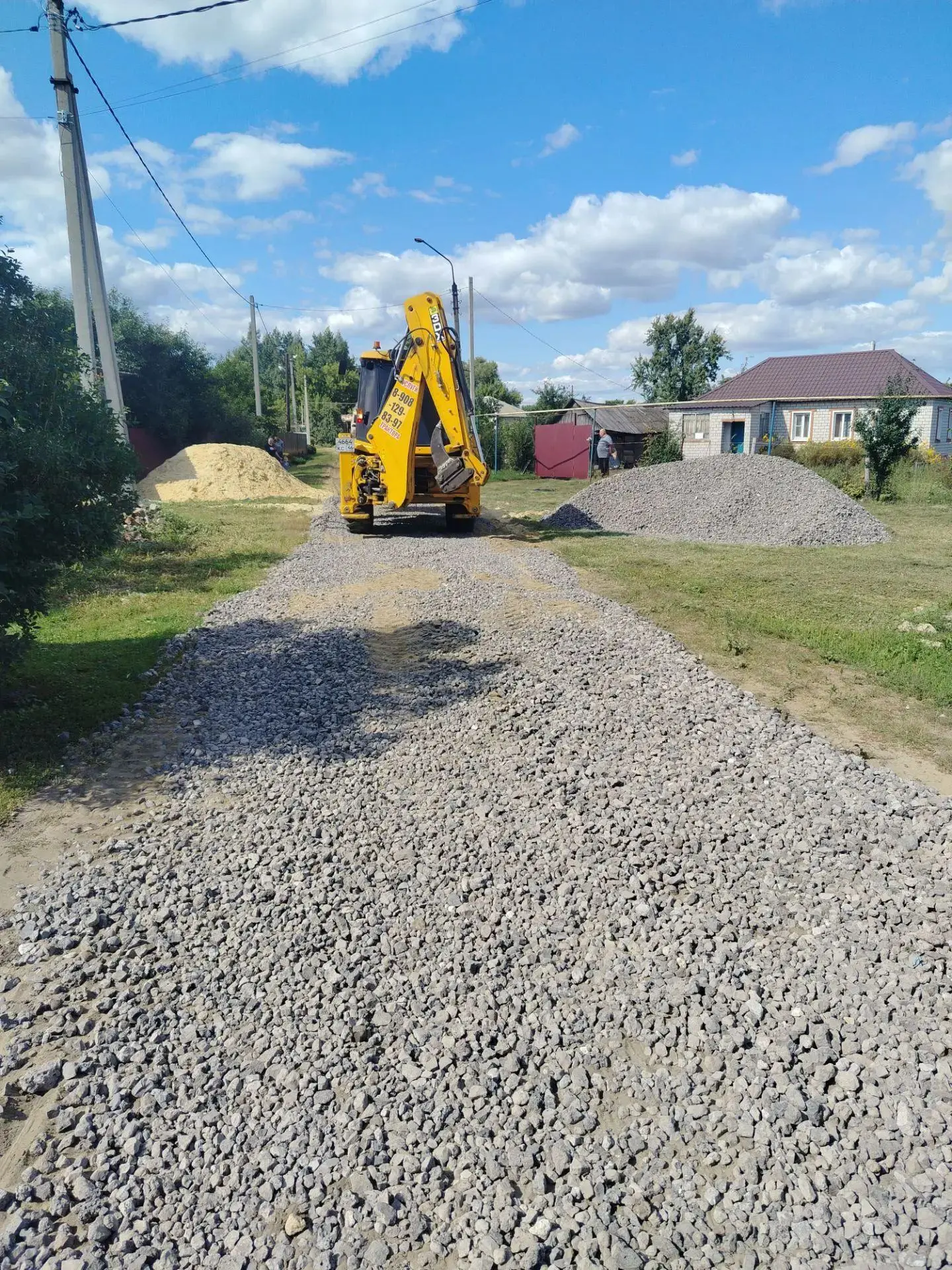 Подсыпка щебнем дороги по улице Советской.
