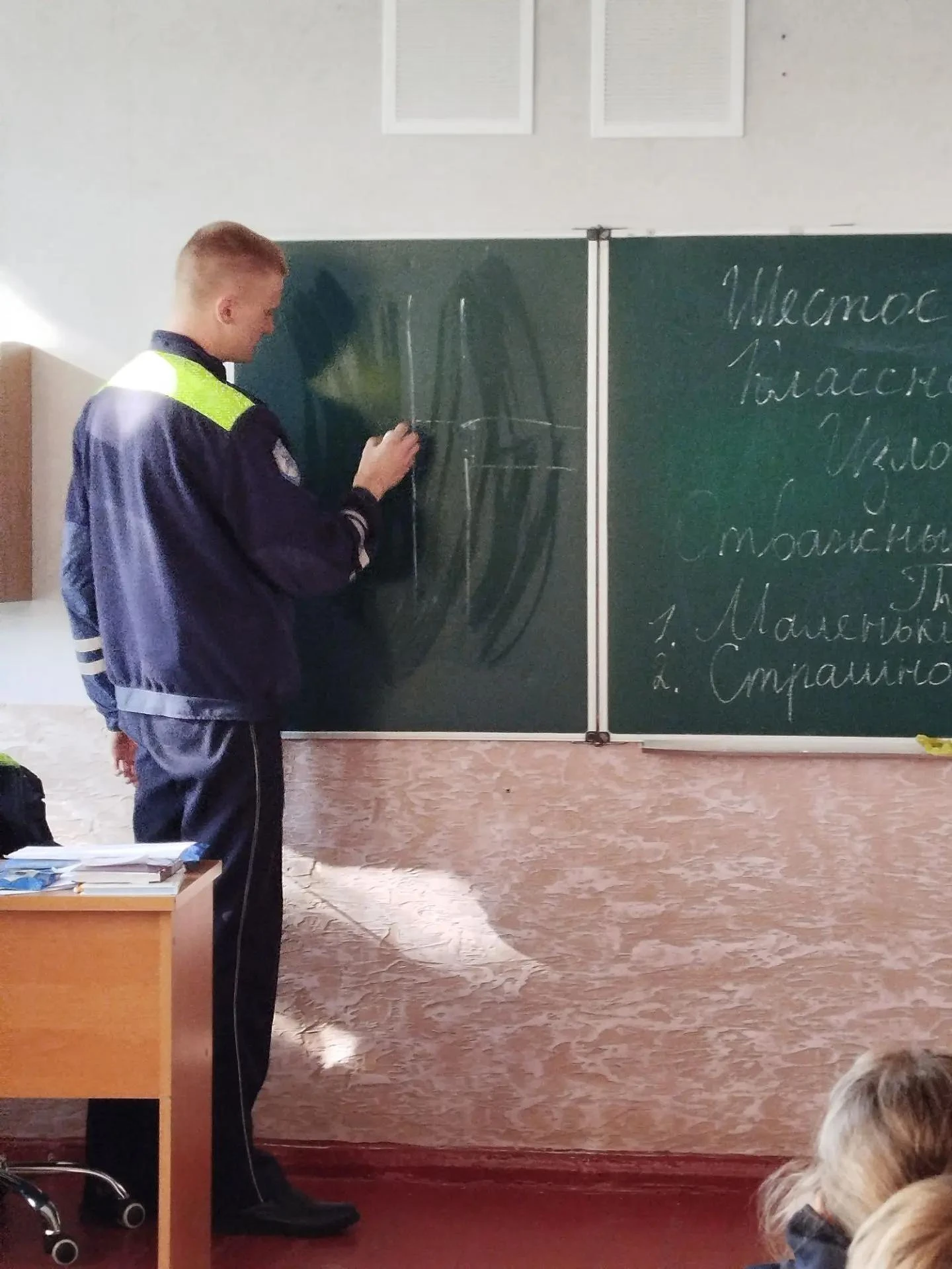 Безопасность начинается с правил: в гостях у школьников — инспектор ГИБДД