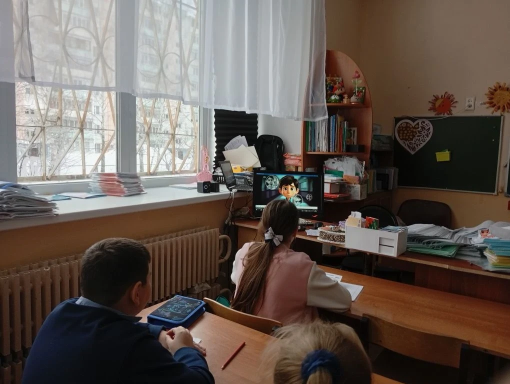РАЗГОВОРЫ О ВАЖНОМ🇷🇺 Утро понедельника 02 марта 2026 года в школе традиционно началось с торжественн