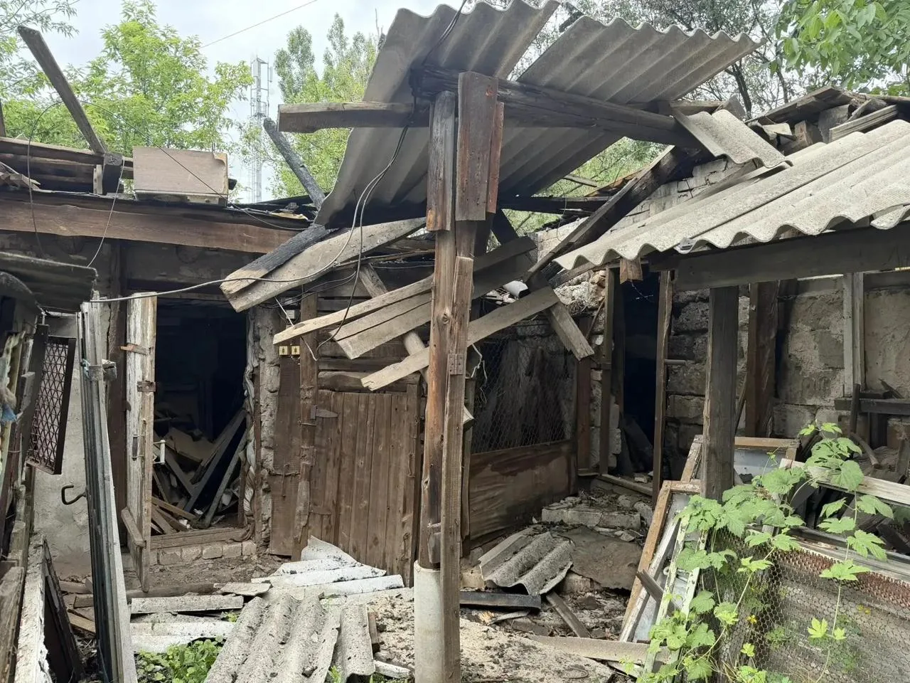 ❗️ Ночью Первомайск подвергся массированной атаке беспилотников

По итогам ударов повреждена частная