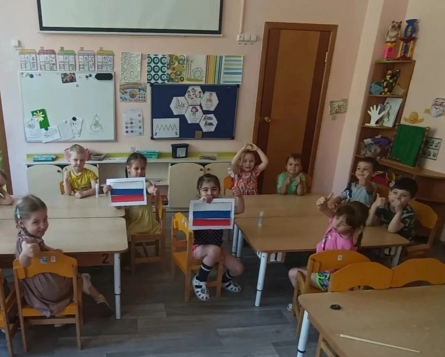 🇷🇺 Сердцем любим свою Родину: как ребята группы Лучики
ЦРР детский сад 7 отметили 
 День России 🇷