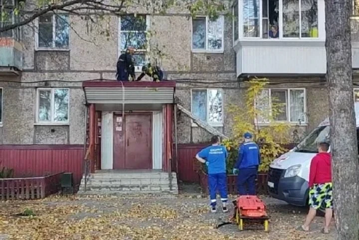 В Нижнем Тагиле мужчина выжил после падения с четвертого этажа