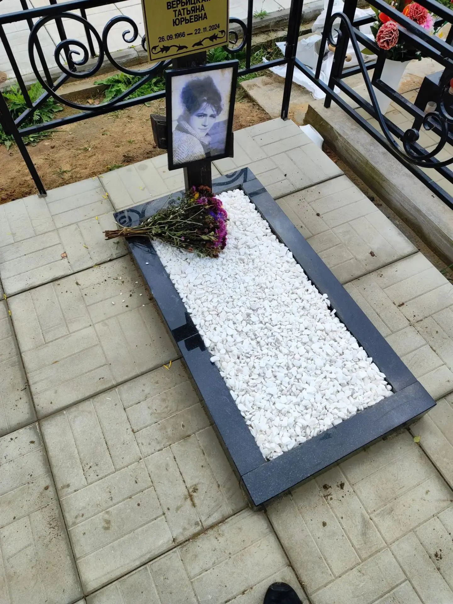 Я знаю, что не всем приятно, что я выкладываю кладбище, но...