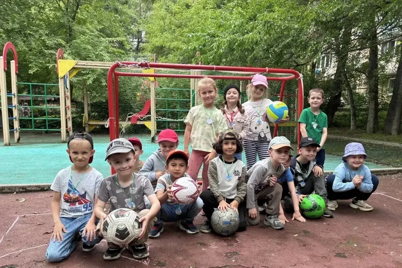 Лето☀️ – время приключений, ярких✨ эмоций и, конечно же, спорта🏃🏼‍♀️! Наша спортивная площадка🏟️ 
