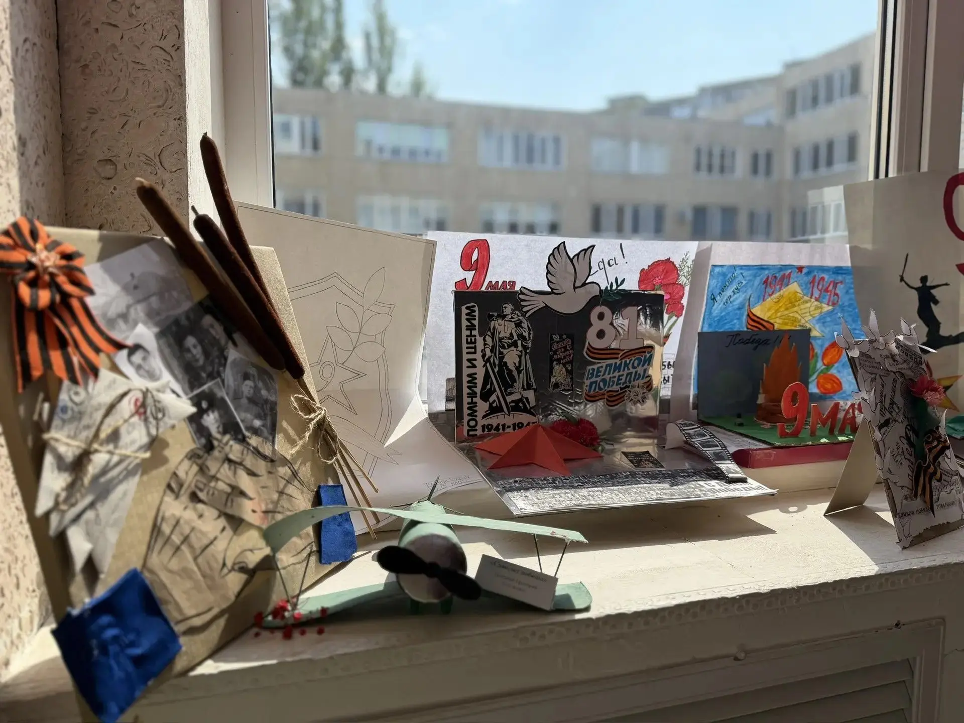 В МБОУ «Школа №110» состоялся конкурс рисунков и поделок, посвящённый Дню Победы. Юные таланты с бол