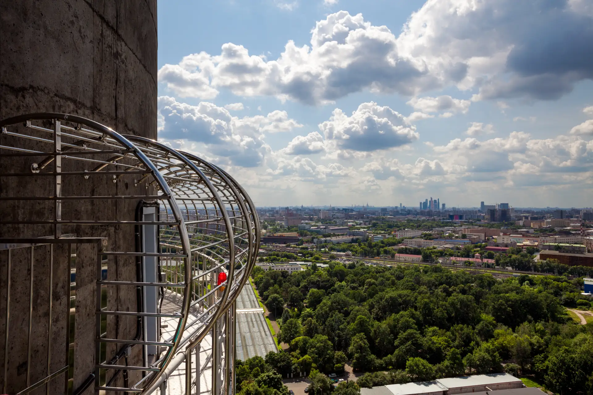Ещё одна площадка, доступная для посещения, расположена на высоте 85 метров, что соответствует 28 эт