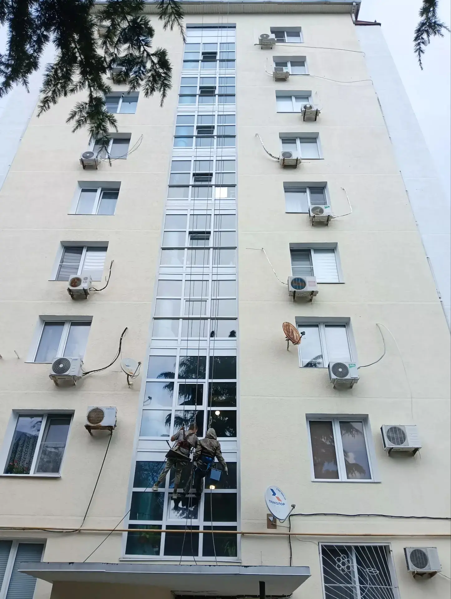 Выполнены работы по мытью окон МКД по ул. Калинина.