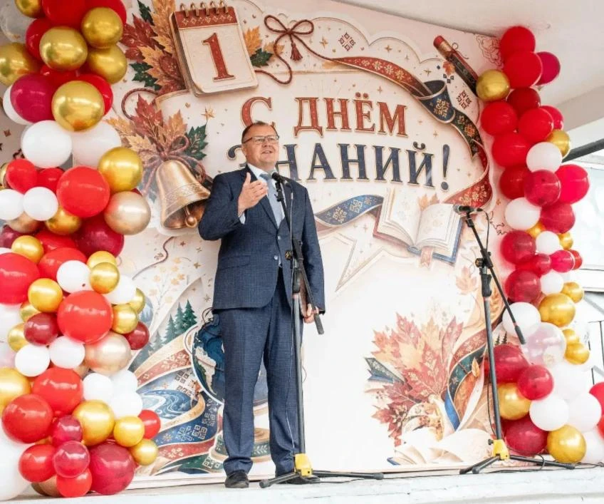 Сегодня, в День знаний, во всех 16 школах Таврического района, как и по всей стране,  п...