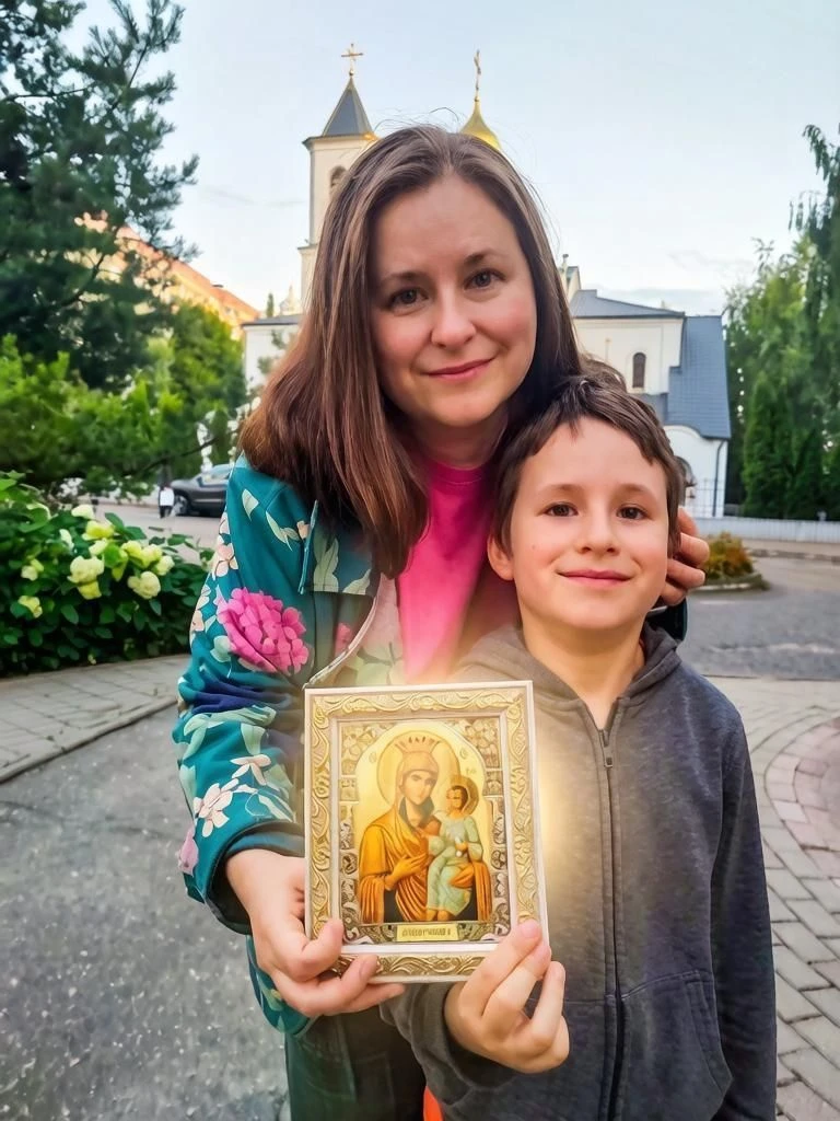 Когда в душе сияет Божий свет,
То сразу все тревоги исчезают.
Мгновения, ценней которых нет,
Когда о