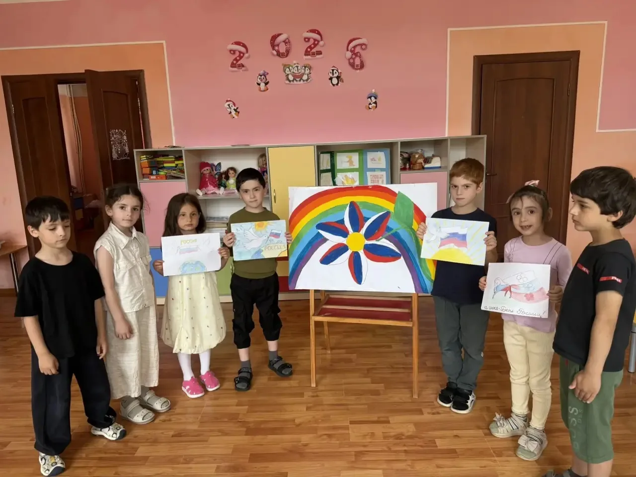 Подготовительная группа «А»
Коллективная работа ко дню России.🤍💙❤️
Цель:Сформировать у детей предс