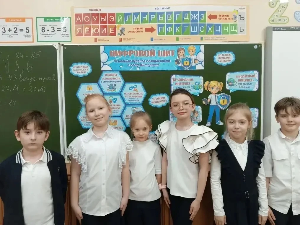 ☀️Соблюдая замечательную традицию, наша учебная неделя началась с поднятия флага !   📚Сразу после це