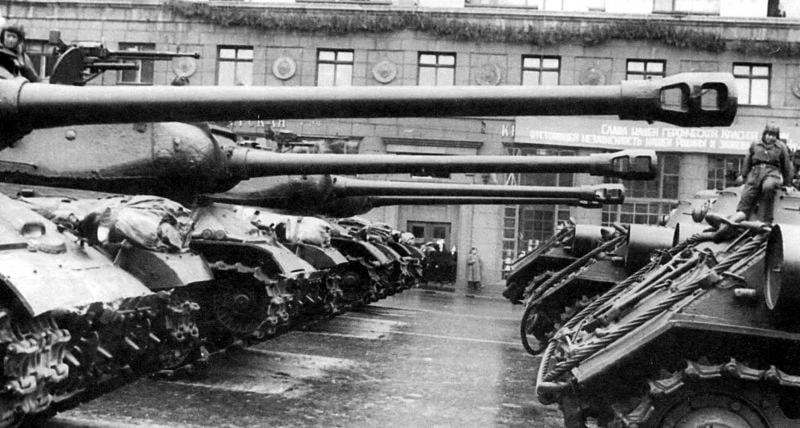 Когда эти танки шли по Москве, люди плакали прямо на улицах. ИС-2 - не просто боевая ма...