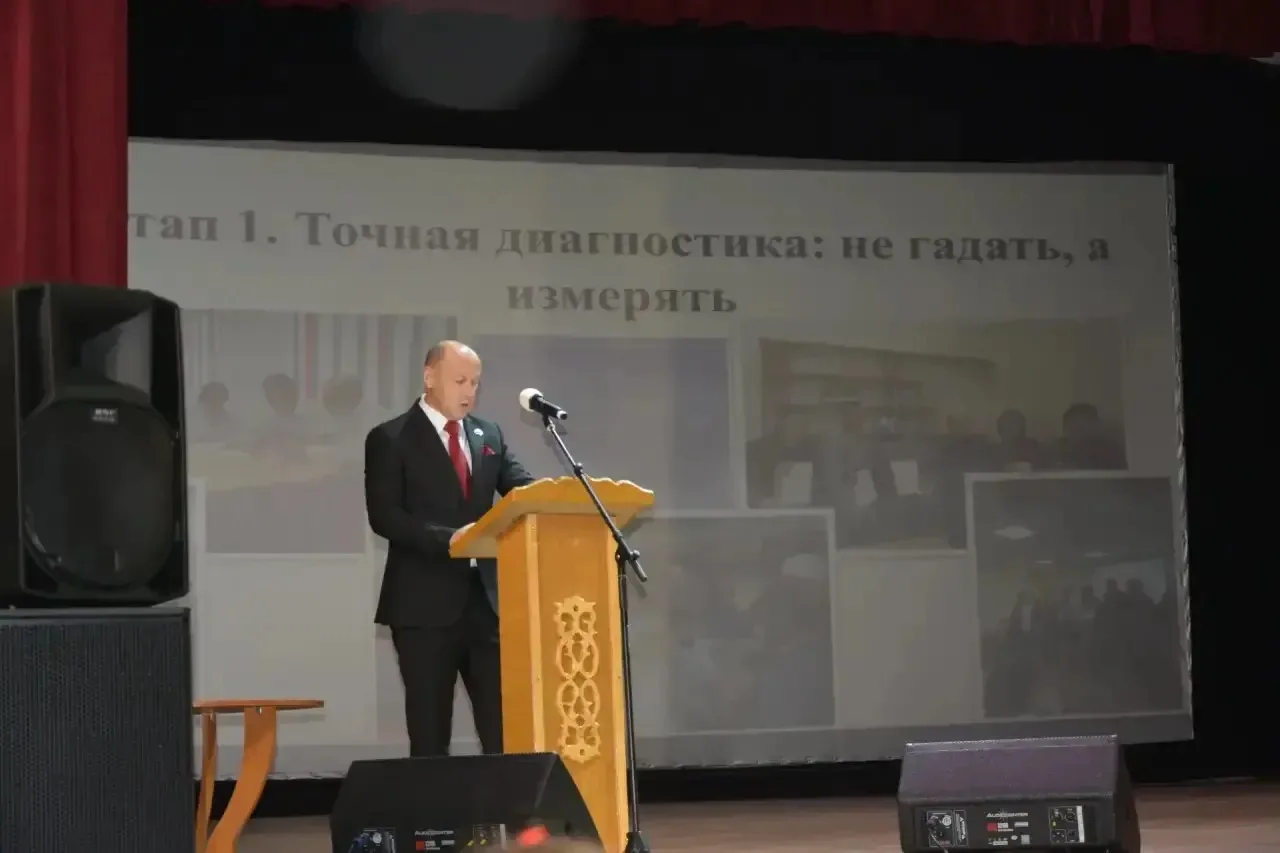 На августовской педагогической конференции директор школы Чернов Сергей Валерьевич, пре...