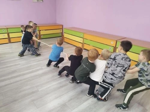 Сегодня воспитанники старшей группы приняли участие в соревнованиях. Они выполняли игро...