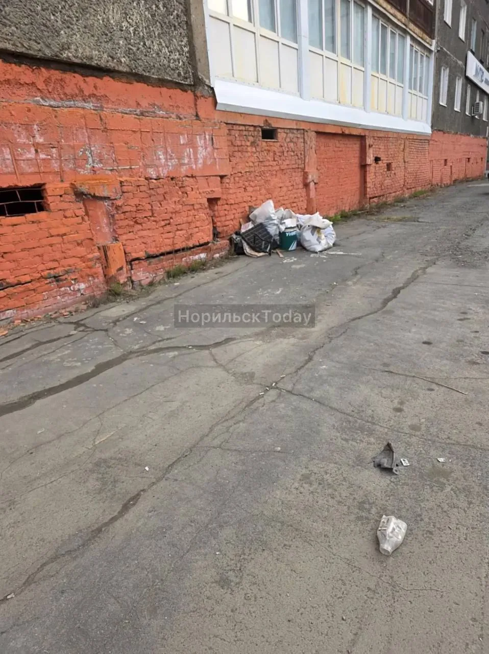 «Проблема в мусоре, собранном во время субботника по  Лауреатов и Талнахской. Вывозить ...